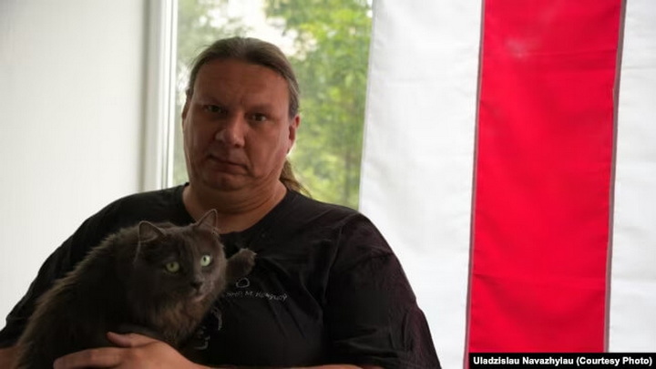 «Я са сваімі чарцямі й галюнікамі апавядаю, як жыла-была каманда Gods Tower». Музыка Ўладзіслаў Наважылаў пра вяртаньне да літаратуры