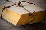 «Кніга ў зняволенні – гэта больш чым кніга»: што чытаюць беларусы ў СІЗА і калоніях?