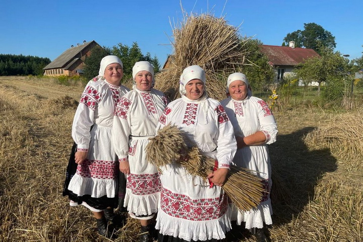 Ірына Ляшкевіч: Строі фальклорнага гурта «Каляжанкі» — аўтэнтычныя, іх насілі сто год таму на Палессі