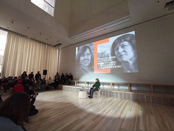 «Супраціўляйся!» Як прайшлі літаратурныя сустрэчы са Святланай Алексіевіч і Евай Вежнавец у Варшаве?