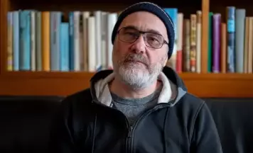 «Забойцу сына думаюць выпусціць». Дзмітрый Плакс пра сямейную трагедыю і творчасць у Стакгольмскім тэатры