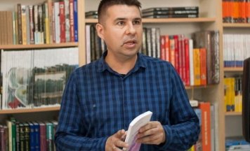 «Згаладаўся па вершах»: Зміцер Вішнёў пра будучыя кнігі і лабараторыю творчасці